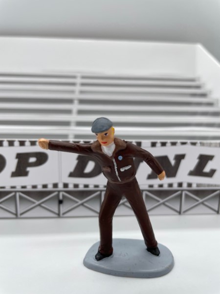 F1050 - Greenhills Scalextric Carrera Male Standing Spectator 1.32 Scale Hand Painted - NEW