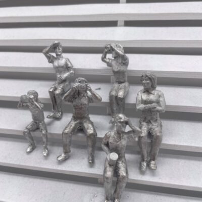 MACC720 - Greenhills Diecast Metal Seated Spectators x 6 for Scalextric Carrera etc 1.32 Scale - NEW