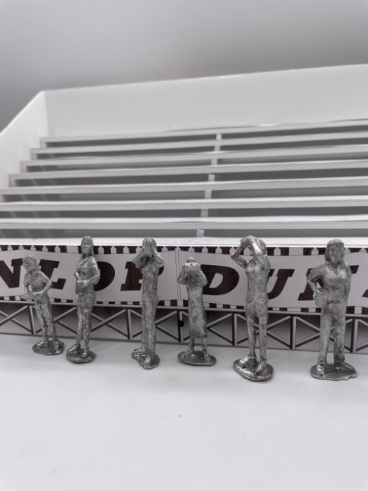 MACC724 - Greenhills Diecast Metal Standing Spectators x 6 for Scalextric Carrera etc 1.32 Scale - NEW