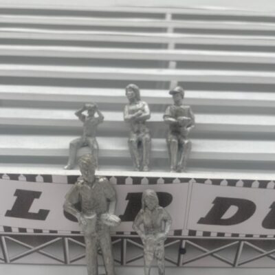 F1091 Greenhills Diecast Metal Mixed Spectators x 5 for Scalextric Carrera etc 1.32 Scale - NEW