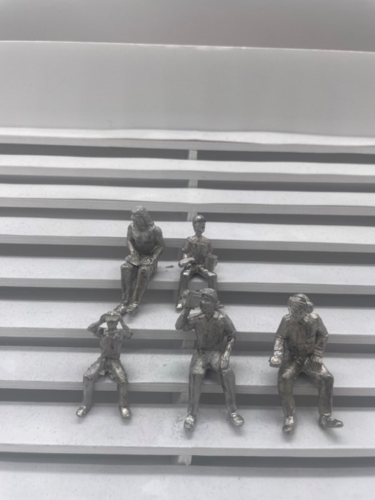 F1093 Greenhills Diecast Metal Mixed Spectators x 5 for Scalextric Carrera etc 1.32 Scale - NEW