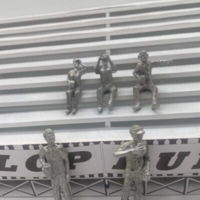 F1094 Greenhills Diecast Metal Mixed Spectators x 5 for Scalextric Carrera etc 1.32 Scale - NEW