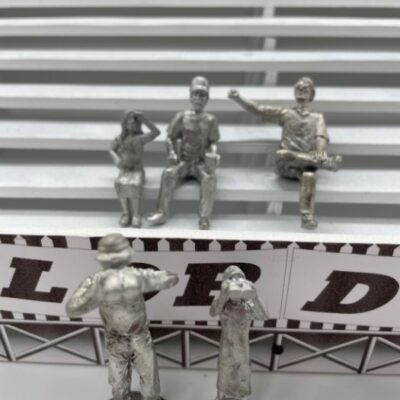 F1099 Greenhills Diecast Metal Mixed Spectators x 5 for Scalextric Carrera etc 1.32 Scale - NEW
