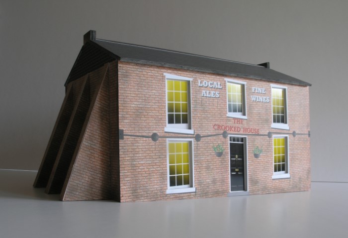 Greenhills The Crooked House Pub Building Model 1:32 Scale - Brand New - MB42