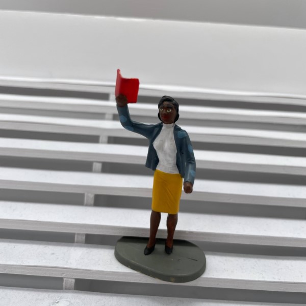 F1019 - Greenhills Scalextric Carrera Female Spectator with Programme 1.32 Scale Hand Painted - NEW