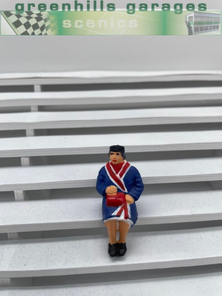 F1069 - Greenhills Scalextric Carrera Seated Female Jubilee Spectator 1.32 Scale Hand Painted - NEW