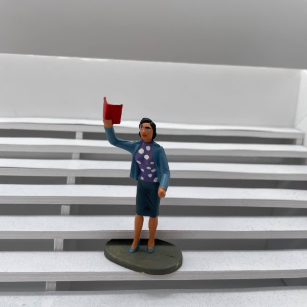 F1020 - Greenhills Scalextric Carrera Female Spectator with Programme 1.32 Scale Hand Painted - NEW - Image 2