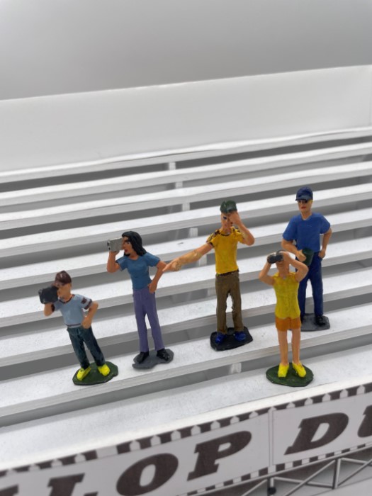 F1105 Greenhills Diecast Metal Painted Spectators x 5 for Scalextric Carrera etc 1.32 Scale - NEW - Image 2