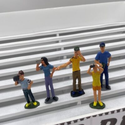 F1105 Greenhills Diecast Metal Painted Spectators x 5 for Scalextric Carrera etc 1.32 Scale - NEW