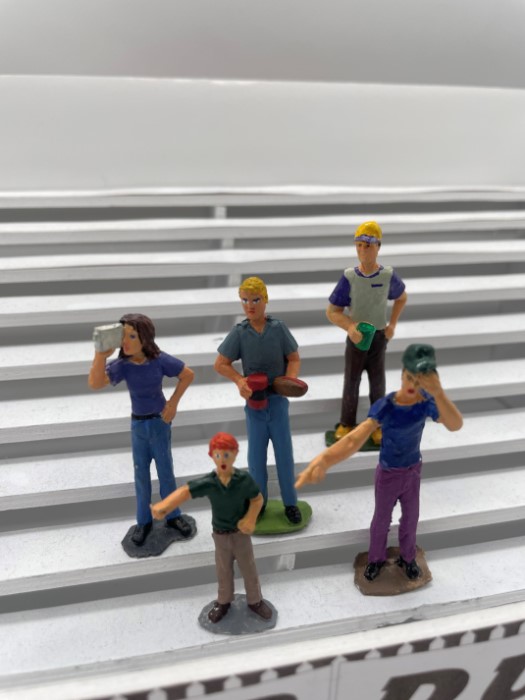 F1108 Greenhills Diecast Metal Painted Spectators x 5 for Scalextric Carrera etc 1.32 Scale - NEW