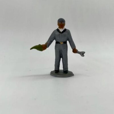 F954 Greenhills Vintage F1 Mechanic with Oil Can & Wrench for 1.43 Scale Dioramas - NEW