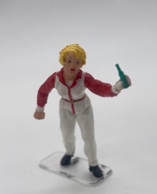 F1120 - Greenhills Track Side Female Mechanic Figure for Scalextric Carrera 1.32 Scale - NEW