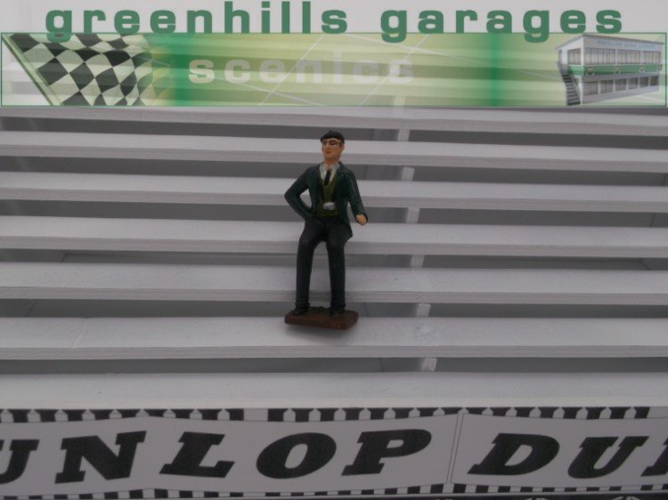 F566 - Greenhills Scalextric Carrera Seated Gentleman Spectator 1.32 Scale - NEW